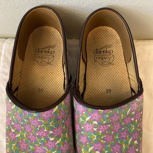 Dansko Vegan clogs. Purple flower print. Used but great condition! Size 39